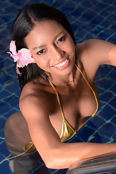 Gorgeous Thai Model Chloe Is Playing By The Pool 
