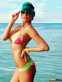 Busty Kate Upton Smoking Hot Bikini Pictures