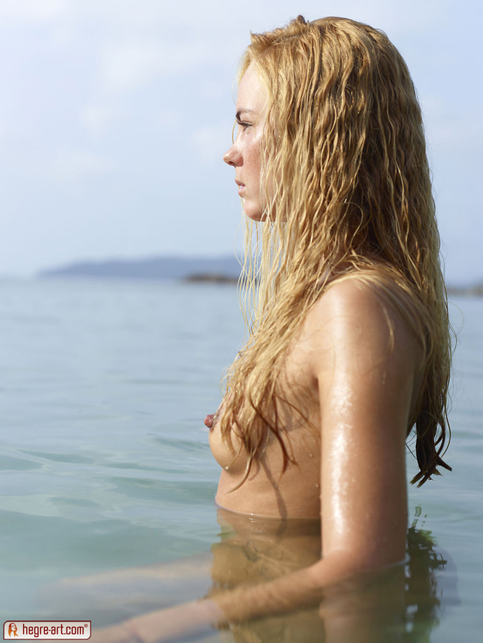 Sensual Naked Blondie Relaxing In The Water 04
