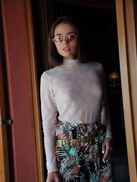 Gorgeous Keira Blue looks chic with her new brunette hairstyle #00