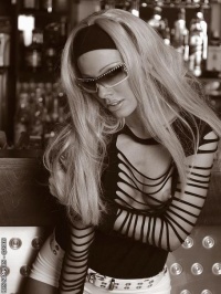 Sandy by the bar #01