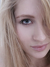 Daisy Gold In Mirror Of Truth